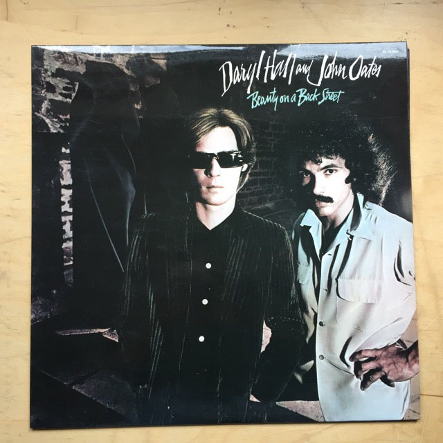 HALL + OATES - BEAUTY ON A BACK STREET